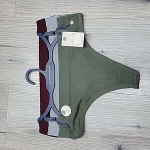 LUCKY BRAND THONGS.